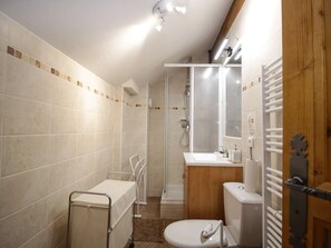 A compact bathroom with a shower, toilet, and sink. - Duplex near slopes - 8 guests (Valloire)