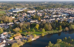 Vista aérea de una zona residencial con casas, un río y un puente.