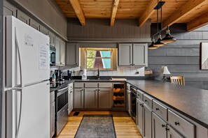 Private kitchen - Skyline Summit Long Range Views, Games, Hot Tub (Gatlinburg)