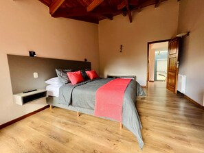 Een slaapkamer met een bed, nachtkastje en een radiator.