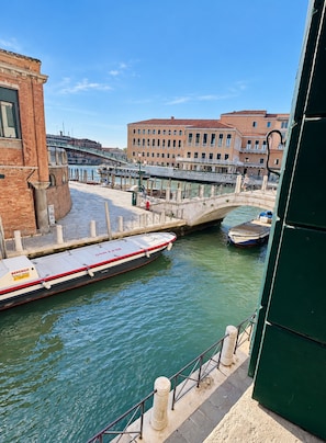 A canal with boats, a bridge, and buildings along the water. - Double Room With Canal View (Venezia)