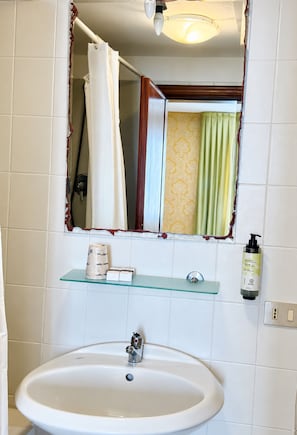 Bathroom - Double Room With Canal View (Venezia)