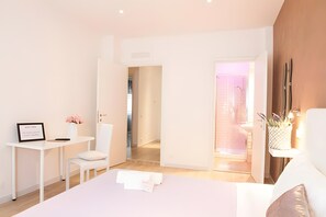 A modern hotel room with a large bed, a desk, and a shower area. - Apartment 'Doppia' with Wi-Fi and Air Conditioning (Roma)