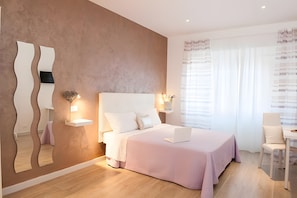 Ein modernes Schlafzimmer mit einem großen Bett, Nachttischen, einem Spiegel und einem Fenster mit Vorhängen.
