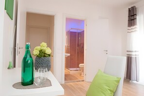 Ein modernes Badezimmer mit Glasdusche, Toilette und Waschbecken.