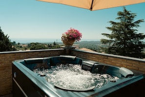A hot tub with a view of the ocean and hills. - Elevated Home with Sea Views (Trecastagni)