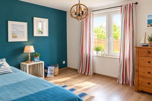 A bedroom with a bed, a bedside table, a lamp, a window with curtains, and a dresser. - Holiday home for 4 people, Dziwnów (Dziwnów)