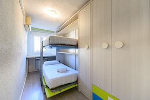 A compact room with bunk beds, a desk, and a wardrobe. - M Sab52 Amplio Chalet 3 Dormitorios y Terraza (Madrid)