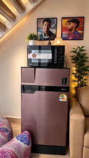 Un refrigerador compacto con pantalla digital, una etiqueta con el nombre de la marca y una etiqueta de clasificación.