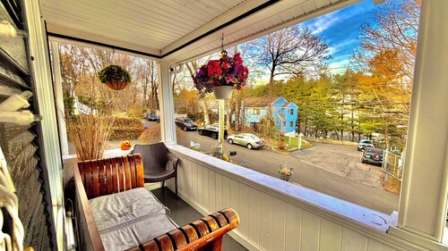 Serene 2-bedroom Colonial house with AC in charming Norwalk