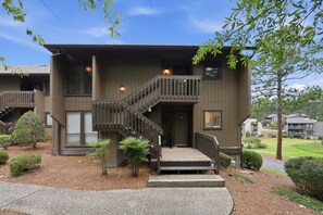 A two-story building with a central staircase, a small front porch, and a well-maintained garden. - Relaxing Pinehurst Getaway - 2 Miles to The Cradle & 5 Minutes to The Village (Pinehurst)