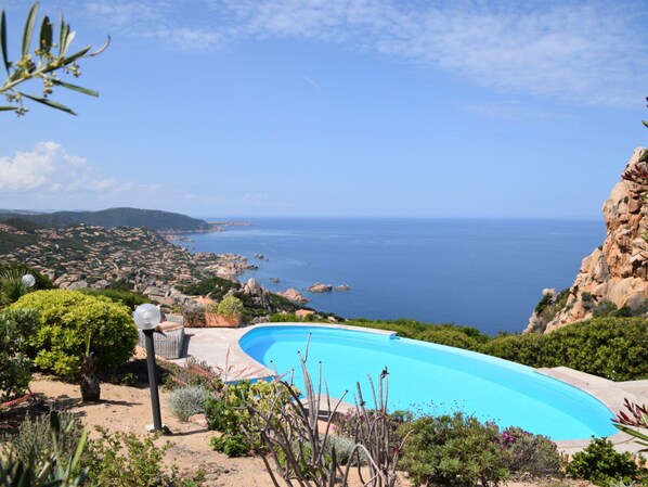 A swimming pool with a view of the sea and distant hills. - 1-bedroom Villa (Trinità d'Agultu e Vignola)