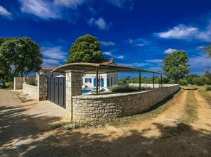 Exterior - Villa in Sveti Lovrec With Swimming Pool (Sveti Lovrec)