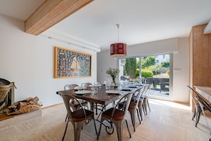 A dining area with a wooden table set for six, surrounded by metal chairs. - Ker-eole - A côté du Port de la Trinité (La Trinite-sur-Mer)