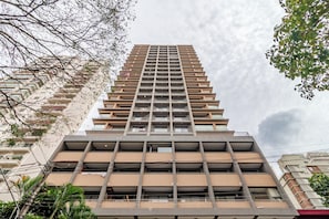 A high-rise building with multiple balconies and a modern architectural design. - Coronel by Bhomy (São Paulo)
