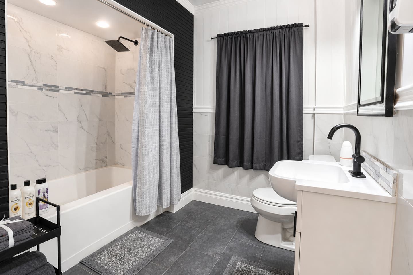 Un baño con ducha, inodoro y lavamanos.