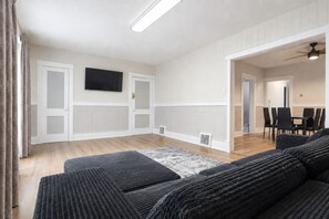 Living area - 2BR Upper Unit Near Niagara Falls | Free WiFi (Niagara Falls)