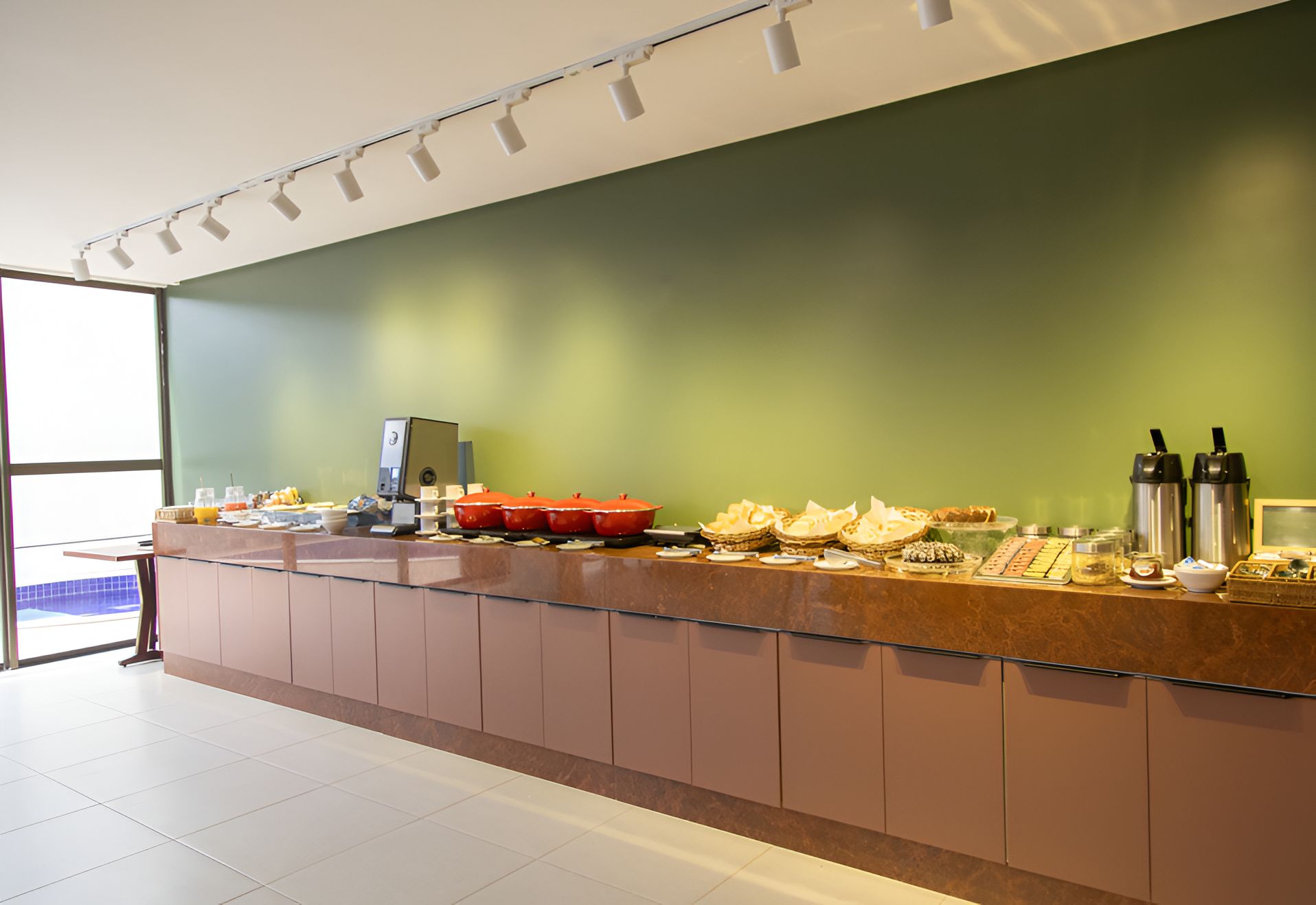 Una mesa de buffet con diversos alimentos y salsas.