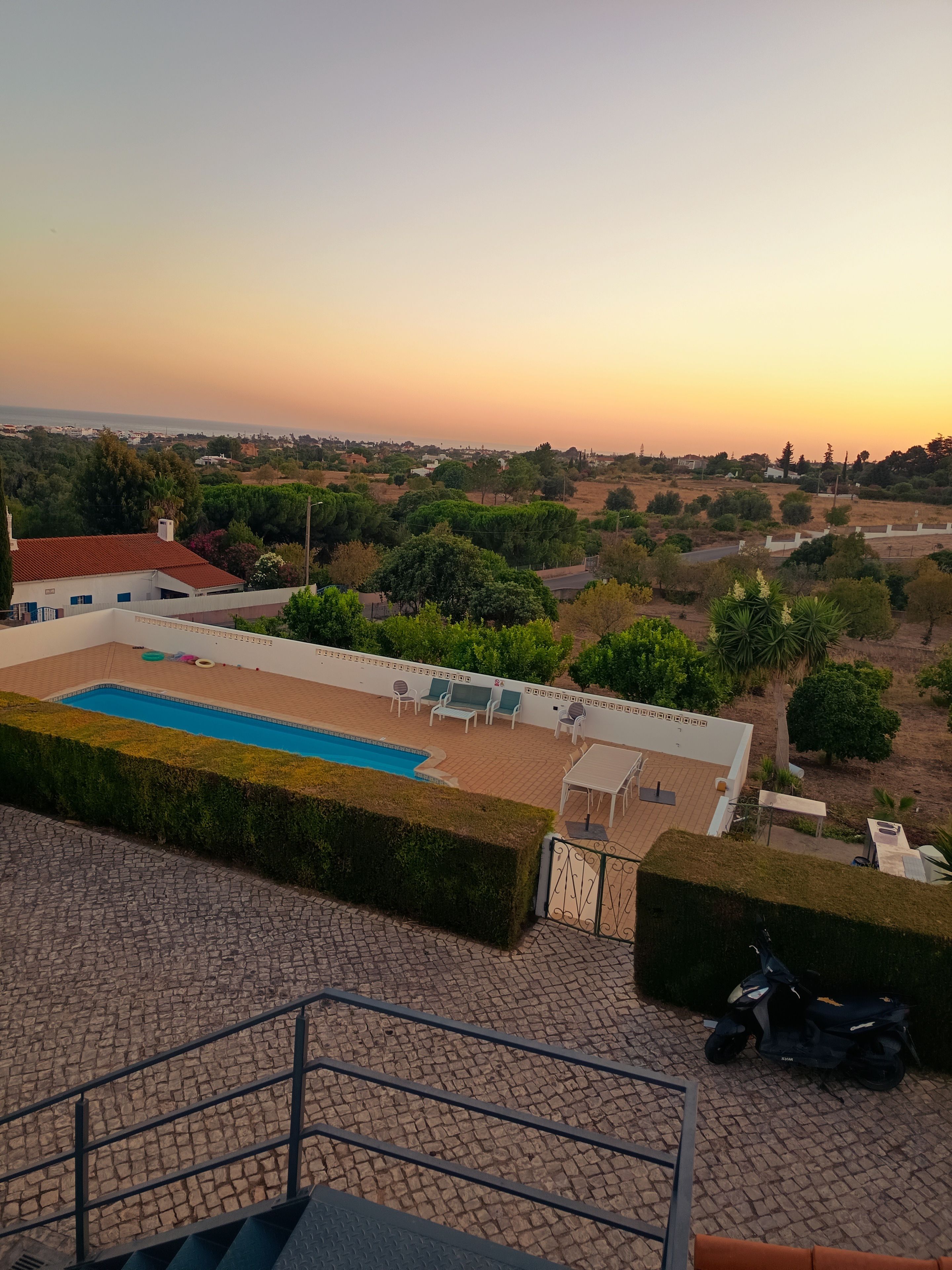 Un espace piscine aménagé sur le toit, offrant une vue sur le paysage environnant.