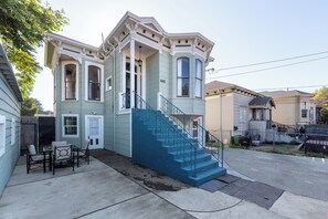 Exterior - Adorable 4-bedroom apartment in Oakland - 5 Minute Walk to BART (Oakland)