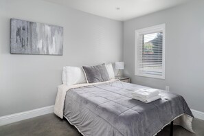 Room - Adorable 4-bedroom apartment in Oakland - 5 Minute Walk to BART (Oakland)