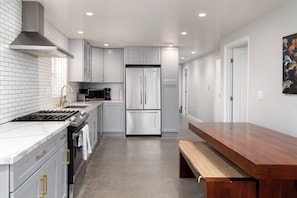 Private kitchen - Adorable 4-bedroom apartment in Oakland - 5 Minute Walk to BART (Oakland)