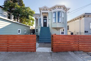 Exterior - Adorable 4-bedroom apartment in Oakland - 5 Minute Walk to BART (Oakland)