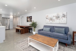 Living area - Adorable 4-bedroom apartment in Oakland - 5 Minute Walk to BART (Oakland)