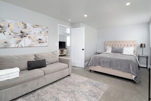 Room - Adorable 4-bedroom apartment in Oakland - 5 Minute Walk to BART (Oakland)