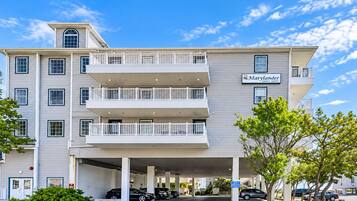 Un hotel de varios pisos con área de estacionamiento techada y un cartel que indica que es 'The Marylander'.
