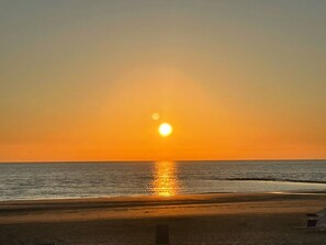 A beach scene with the sun setting over the horizon. - Holiday Home With 3 Bedrooms (Sint Maarten)