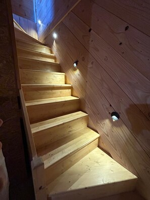 Een houten trap met geïntegreerde verlichtingsarmaturen.