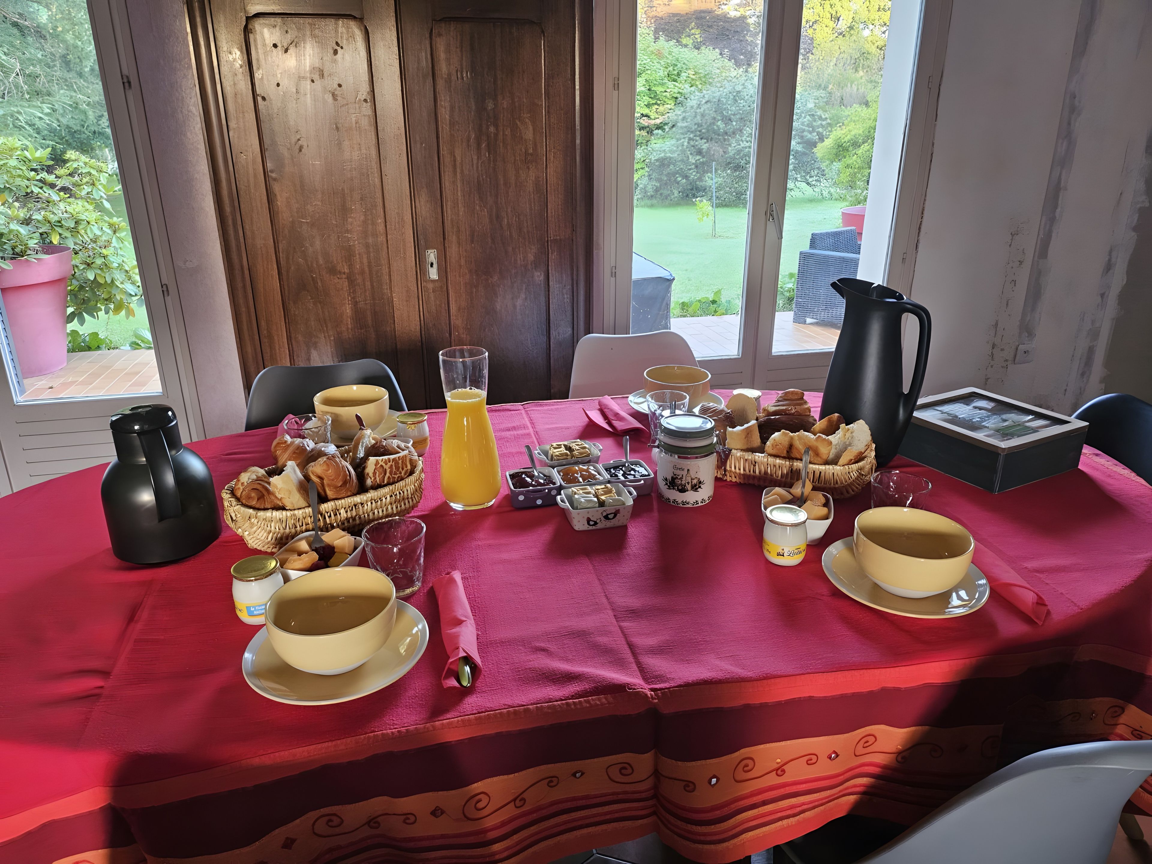 Ein Frühstückstisch mit verschiedenen Speisen und einer Kaffeekanne.