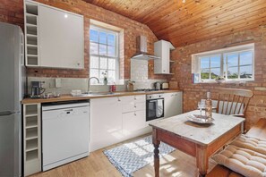 Private kitchen - The Barn A Cosy Countryside Retreat Near Eastbourne (Eastbourne)