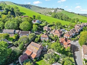 A residential area with houses, a road, and green fields. - The Barn A Cosy Countryside Retreat Near Eastbourne (Eastbourne)