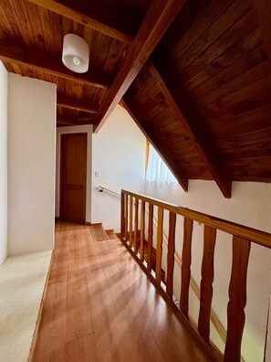 A wooden staircase with a handrail leading to a landing. - Casa con Excelente Vista en Bariloche máximo 8 pax (San Carlos de Bariloche)
