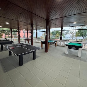 An indoor recreational area with ping pong tables and a pool table. - Hotel Recanto dos Passaros de Sao Sebastiao (São Sebastião)