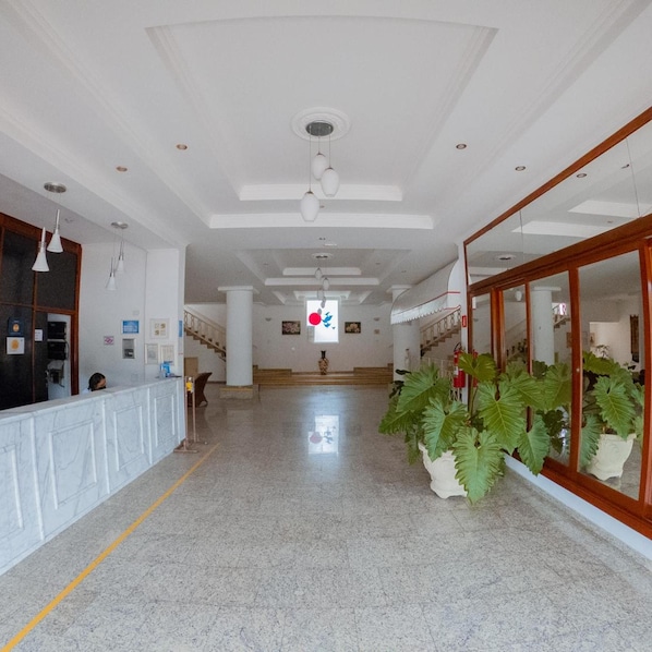 A spacious lobby with a marble floor, a reception desk, and a staircase leading to upper floors. - Hotel Recanto dos Passaros de Sao Sebastiao (São Sebastião)