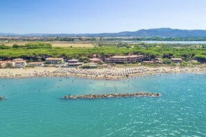 Ein Küstenort mit Strandlage, mehreren Gebäuden und Blick auf die umliegende Landschaft.