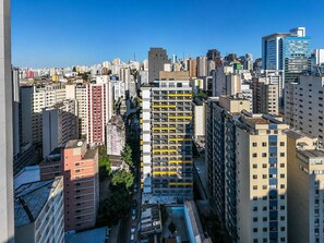 A high-rise building with multiple floors, surrounded by other tall buildings in an urban setting. - Personalidade e Estilo | Ao lado do Sírio-Libanês (São Paulo)