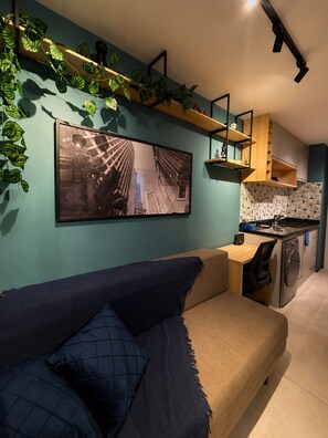 A compact living space with a sofa, a dining area, and a kitchen. - Personalidade e Estilo | Ao lado do Sírio-Libanês (São Paulo)