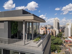 Ein modernes Gebäude mit einem Balkon mit Blick auf eine Stadtlandschaft.