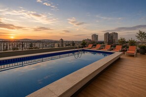 A rooftop pool with a clear view of the sunset and city skyline. - Vista Panorâmica | 500m do Metrô Higienópolis (São Paulo)
