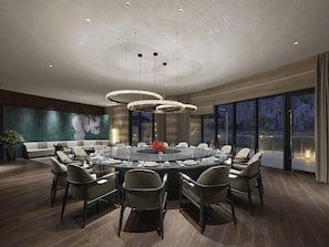 Un comedor moderno con una mesa redonda, sillas y un ventanal que ofrece una vista.