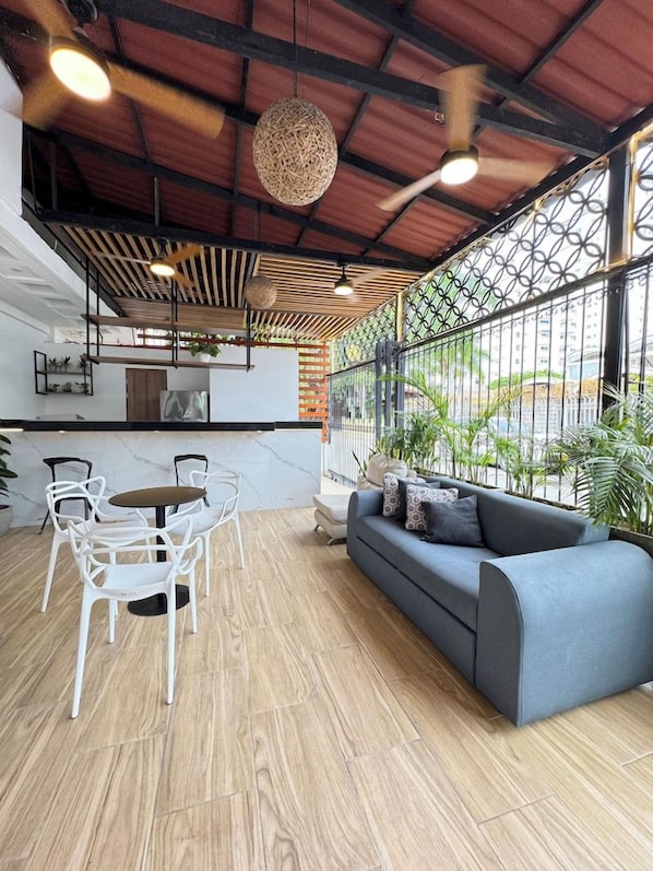 Un interior moderno con zona de comedor, sofá y cocina.