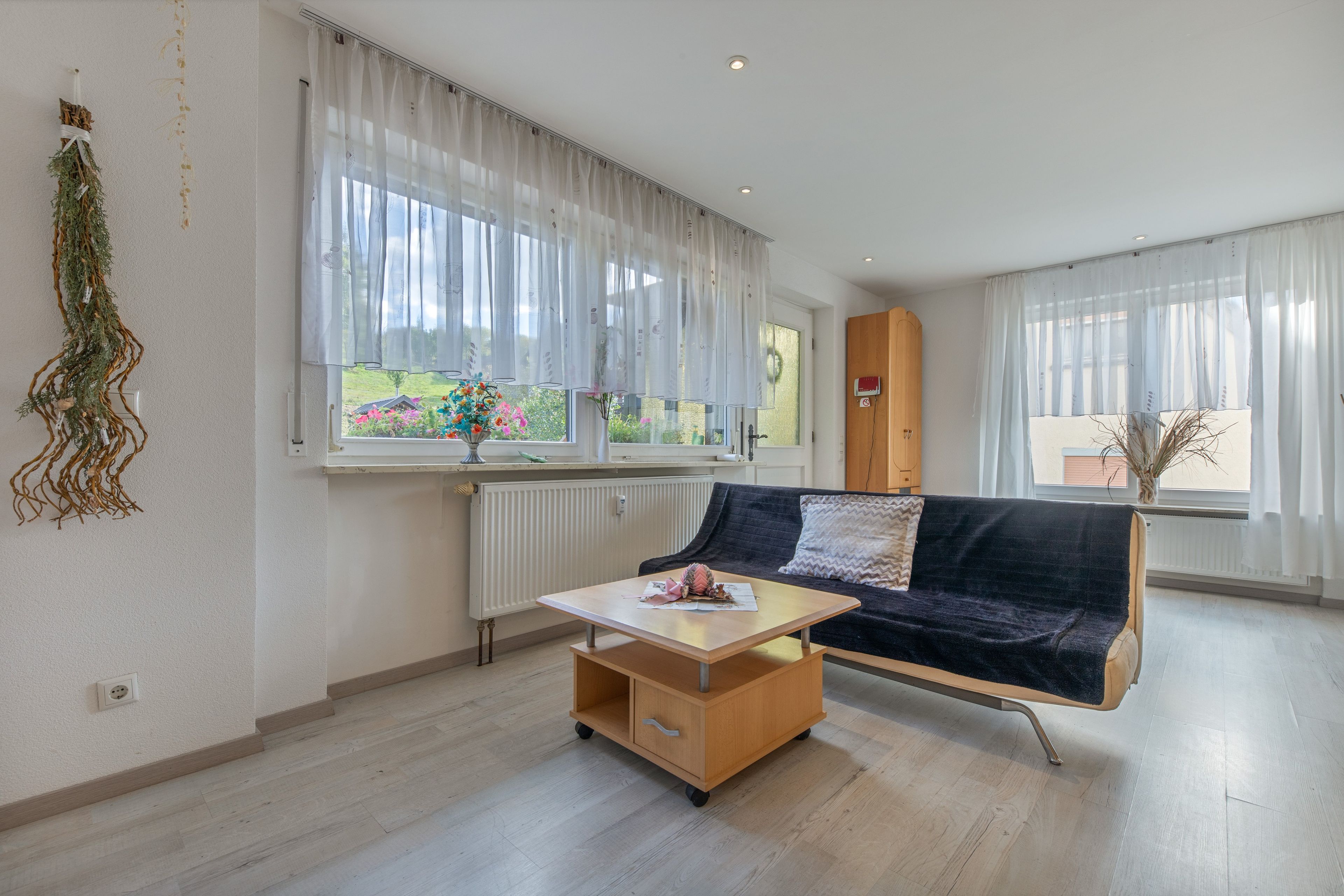 Een moderne woonkamer met een bank, een salontafel en een radiator.