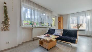 Een moderne woonkamer met een bank, een salontafel en een radiator.