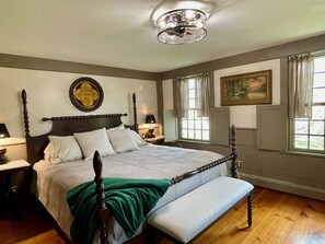 A traditional bedroom with a four-poster bed, a bench at the foot, two bedside tables, and a chandelier. - The Crow and Stone - Great Location (Fly Creek)