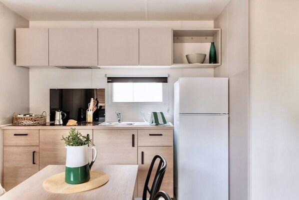 Private kitchen - Argentario Superior Mobile Home, Sleeps 5 (Albinia)