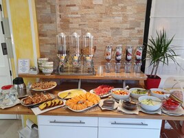 Un'attrezzatura per buffet con diversi cibi e distributori di bevande.